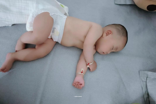任丘宝宝拍嗝的正确方法